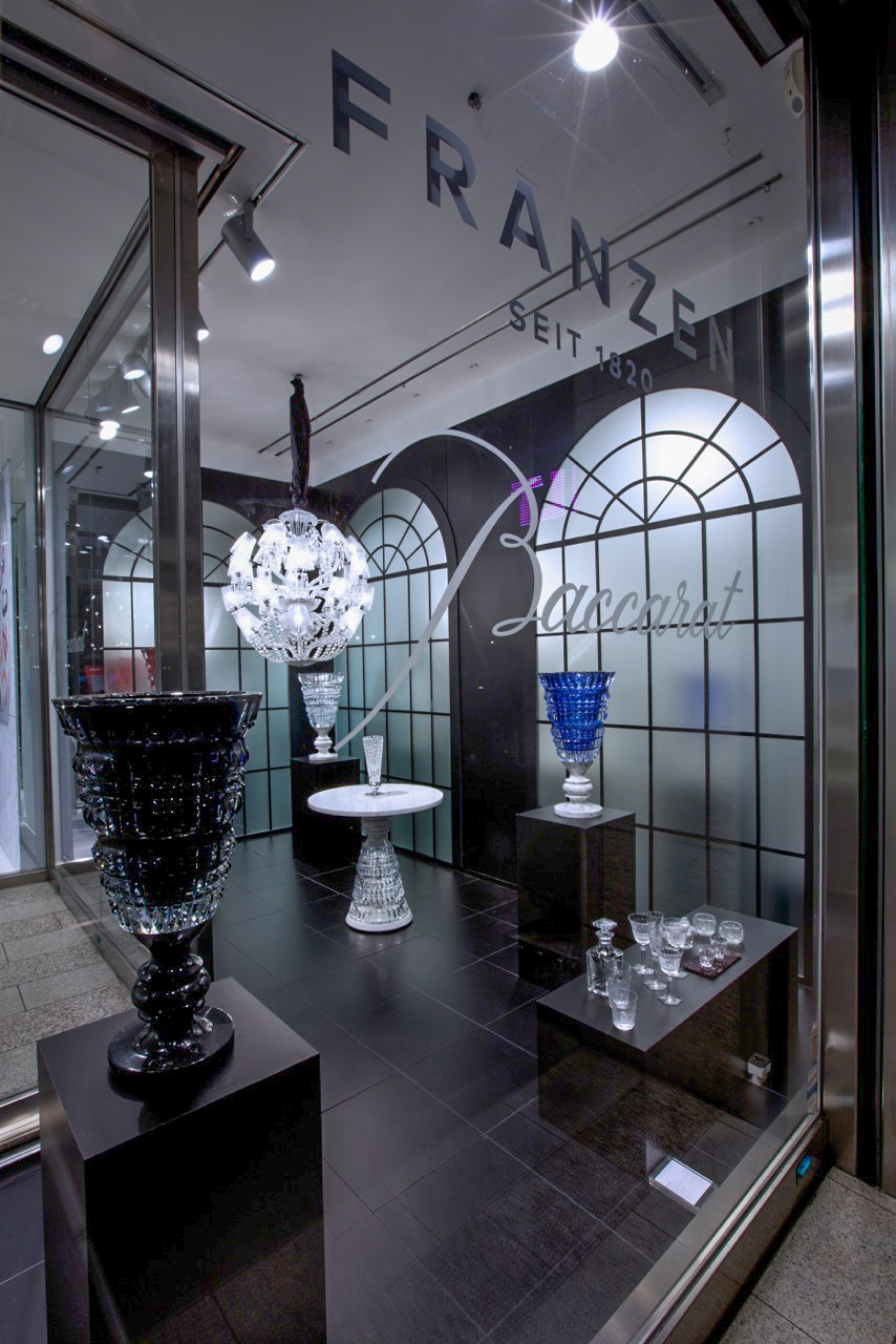 Kristallmanufaktur: Baccarat Schaufenster bei Franzen in Düsseldorf