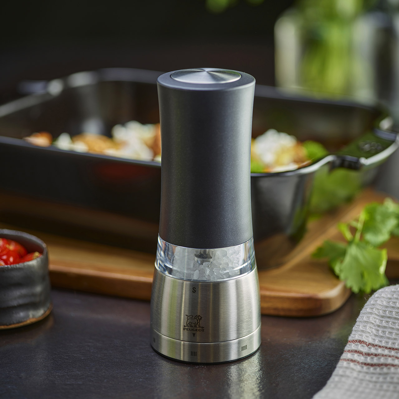 Salt mill electric 16 cm black