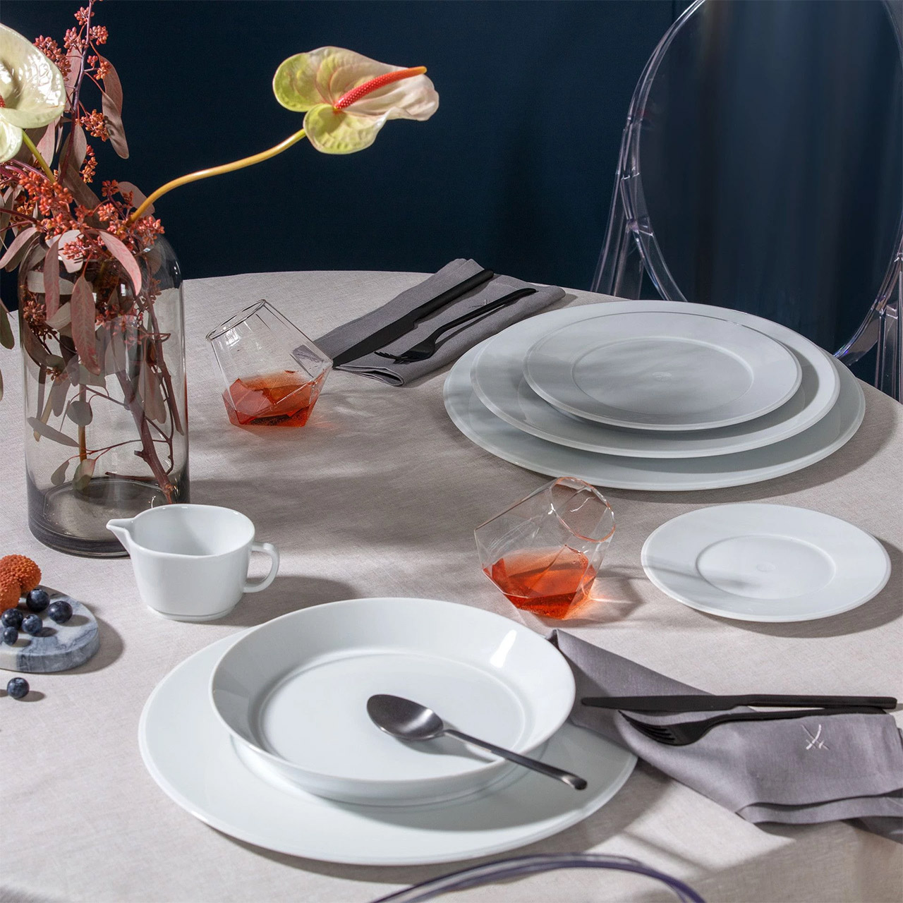 Meissen 'Vitruv Pur weiß', Frühstücksteller 22 cm, Tabelle, Tischplatte, Besteck, Löffel, Untertasse