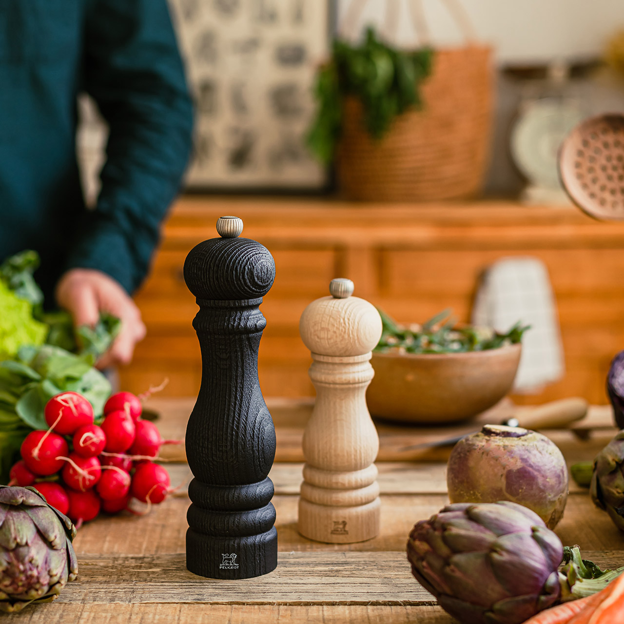 Salt mill 12 cm black natural, Person