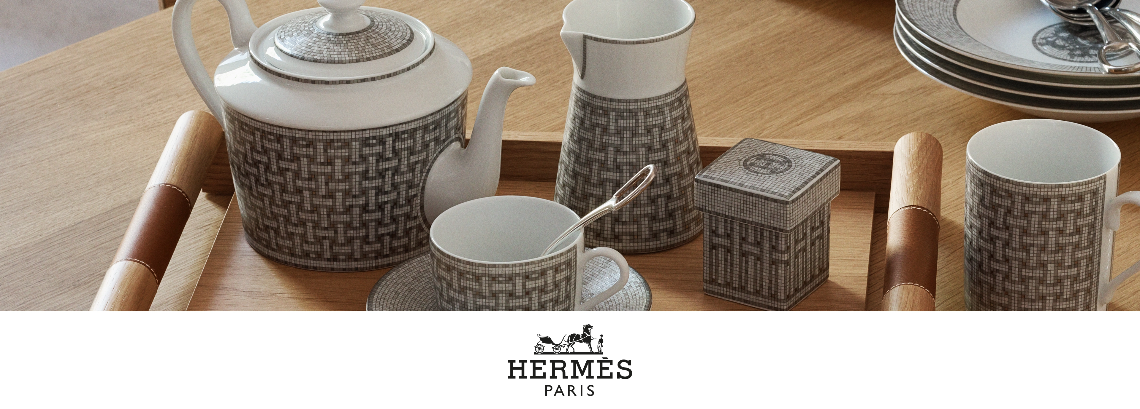 La Table HERMÈS: Limoges-Porzellan, Trinkgläser und Besteck von HERMÈS Paris jetzt bei Franzen entdecken! La Table HERMÈS: Limoges-Porzellan, Trinkgläser und Besteck von HERMÈS Paris jetzt bei Franzen entdecken!