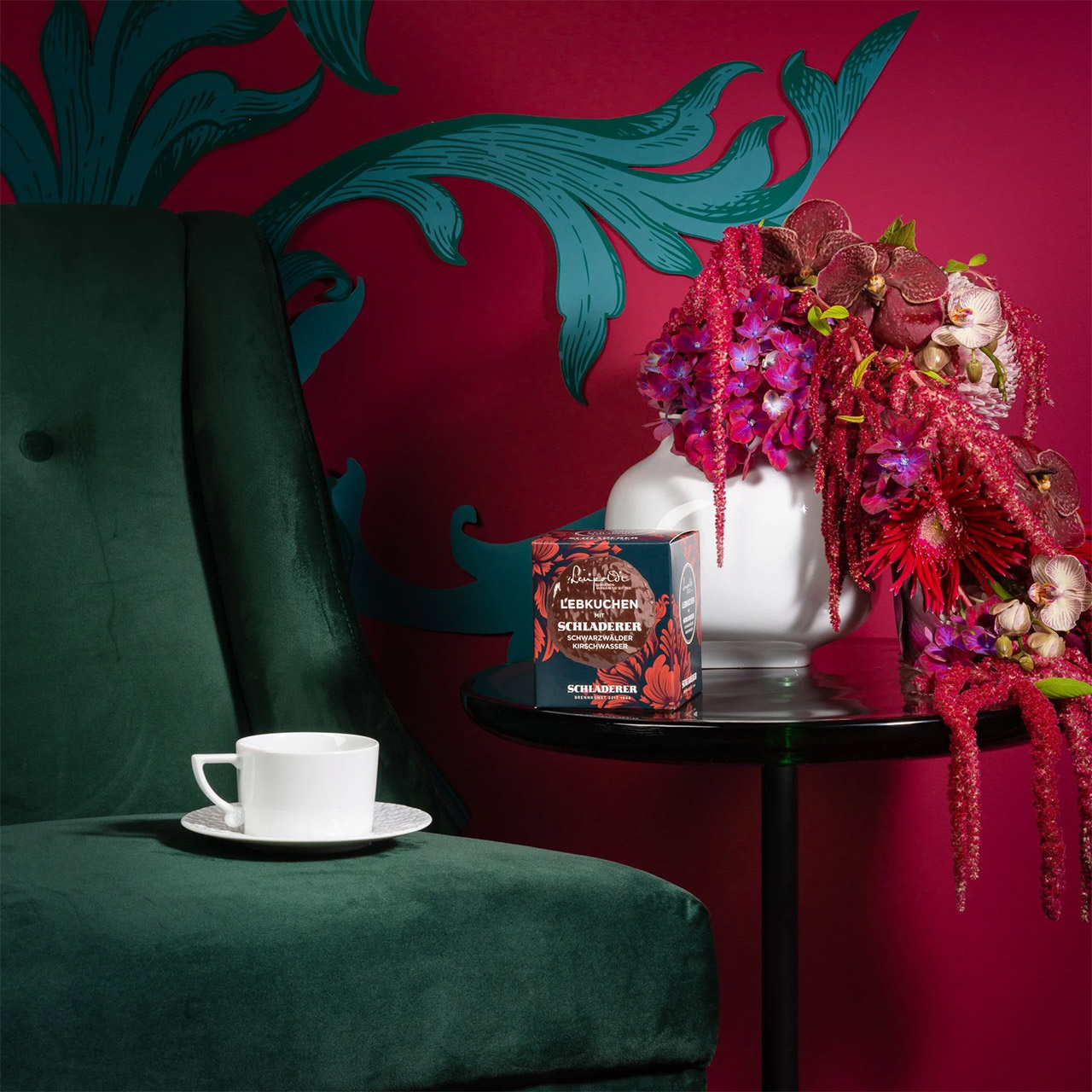 Vase 17.5 cm white, Blume, Blumen-Arrangement, Tasse, Untertasse, Mobiliar