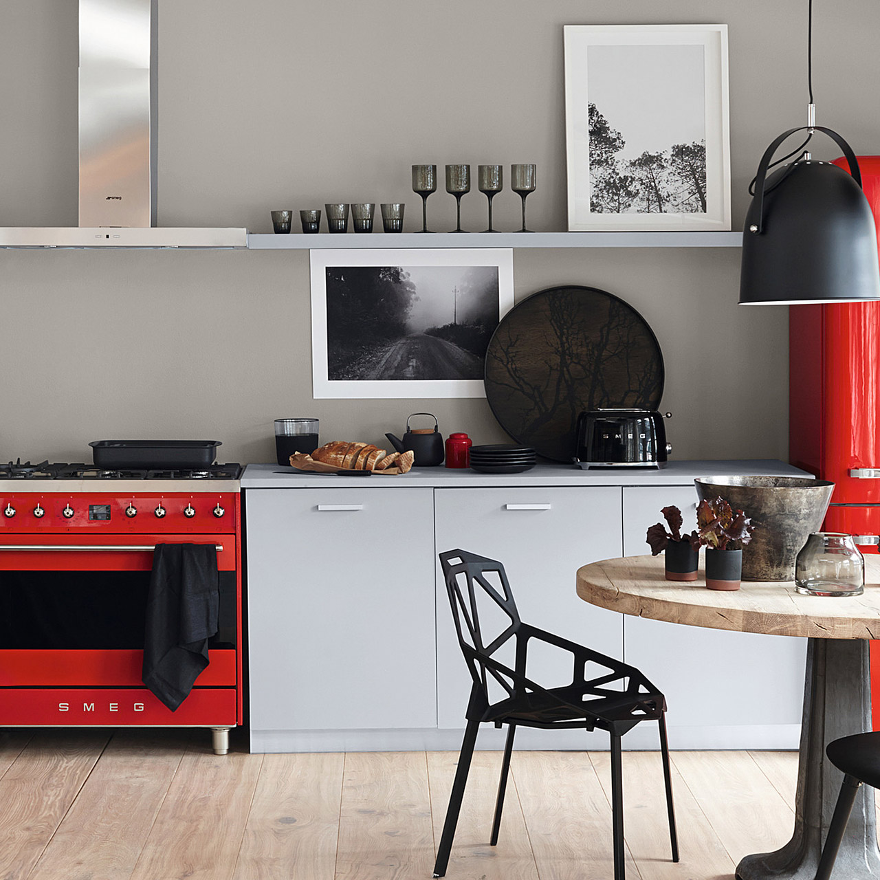 Smeg '50's Style', 2-Schlitz-Toaster kompakt schwarz, Drinnen, Innenarchitektur, Küche, Stuhl, Pflanze