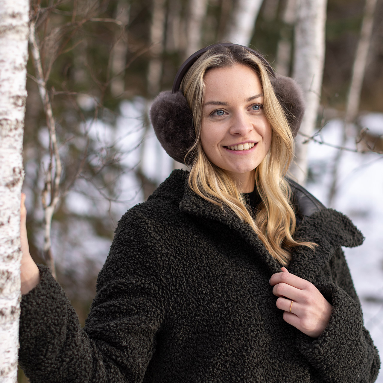 Earmuffs Alpaca fur dark champagne, Mantel, Jacke, Person, Lächeln, Frau