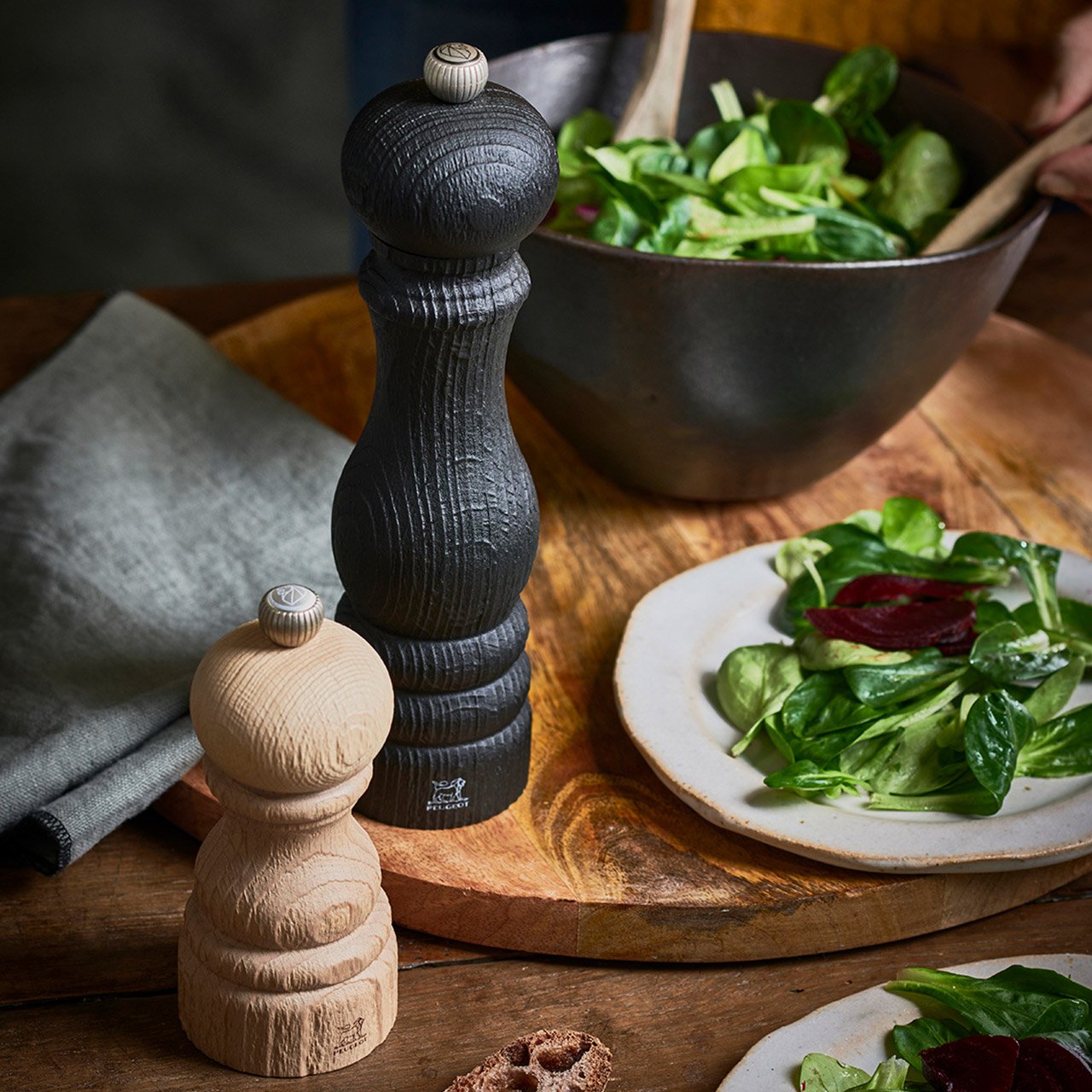 Salt mill 12 cm black natural, Essen, Präsentation des Essens
