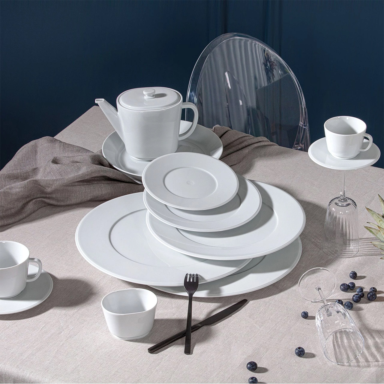 Meissen 'Vitruv Pur weiß', Brotteller 18 cm, Untertasse, Tabelle, Tischplatte, Tasse, Teller