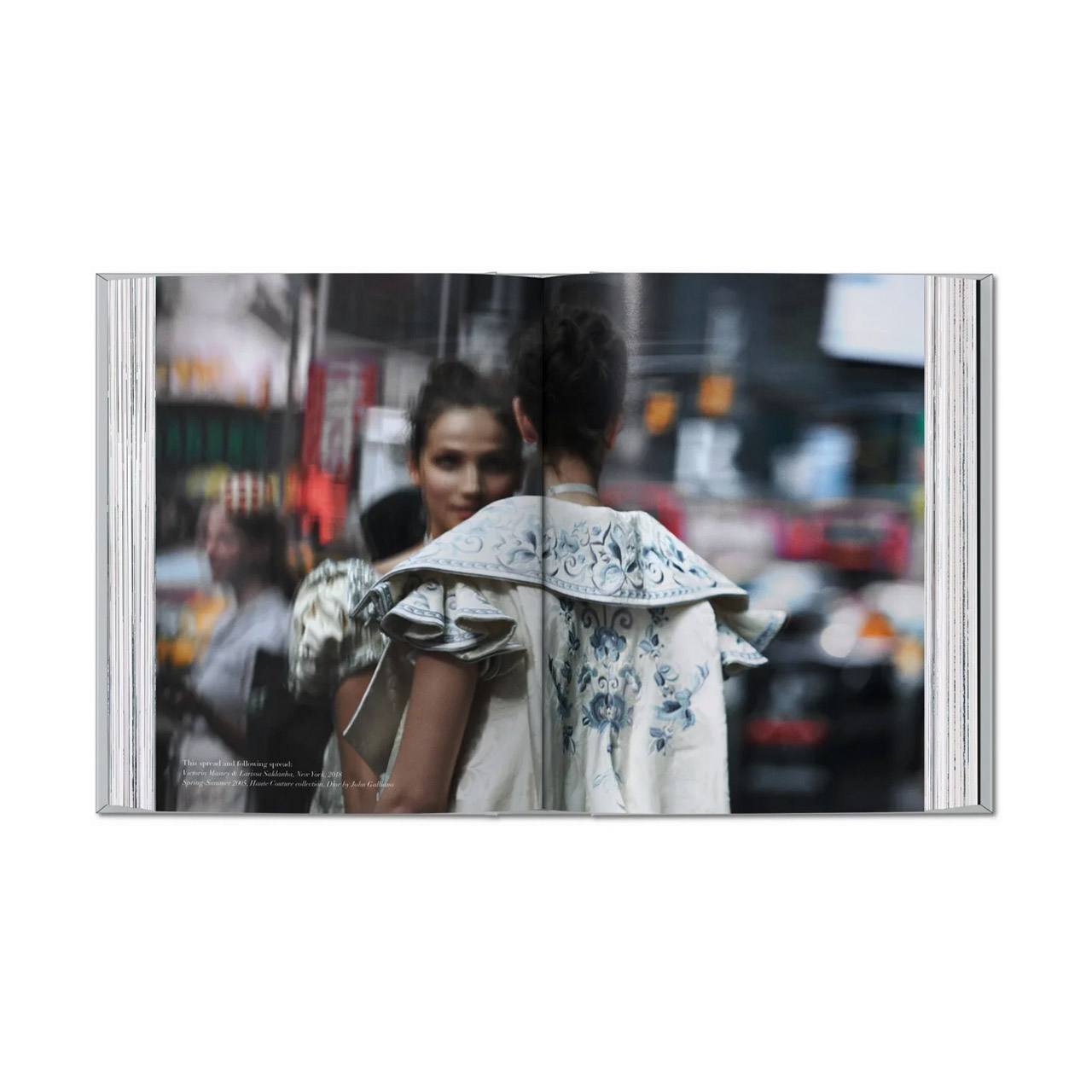 Coffee Table Book Peter Lindbergh. Dior. 40th. Ed., Handtasche, Person, Erwachsener, Weiblich, Frau